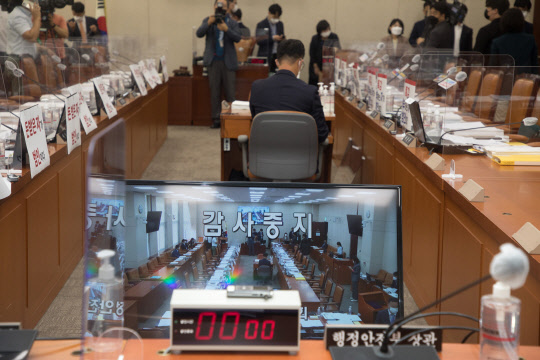 1일 오전 서울 여의도 국회에서 열린 행정안전위원회의 행정안전부 등에 대한 국정감사에서 대장동 개발 게이트 관련 국민의힘과 더불어민주당의 입장차로 감사가 중지돼 있다.    [국회사진기자단]